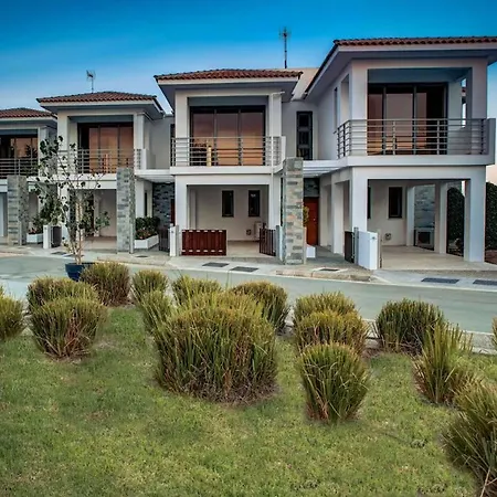 Mazatos Beachfront Gardens - With Balcony - Stunning & Tranquil Retreat - 3 Bedrooms Apartment *