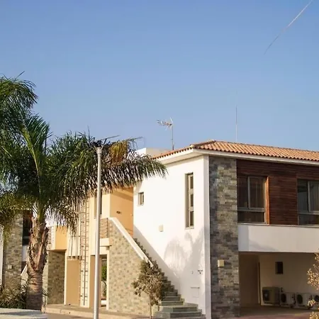 Mazatos Beachfront Gardens - With Balcony - Stunning & Tranquil Retreat - 3 Bedrooms Διαμέρισμα *